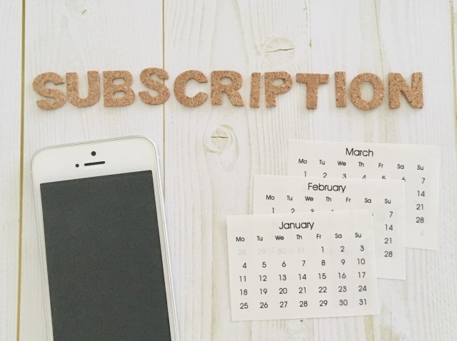 サブスクのイメージ（スマホ＋カレンダー）